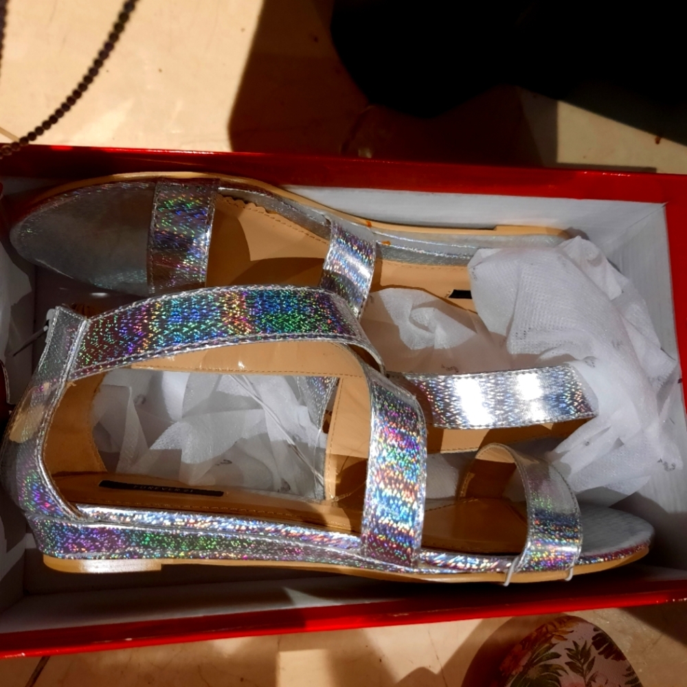 💋AUTHENTIC GENUINE GUESS "Sharon" Metallic strappy sandals Size 8.5 Brand New
